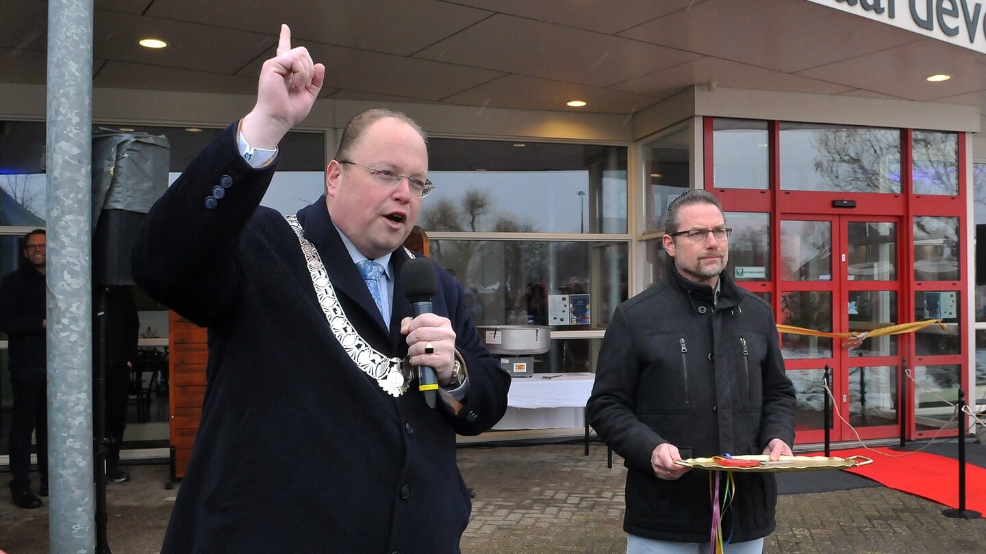 Ben Visser tijdens zijn toespraak, vlak voordat hij de openingshandeling zou verrichten.