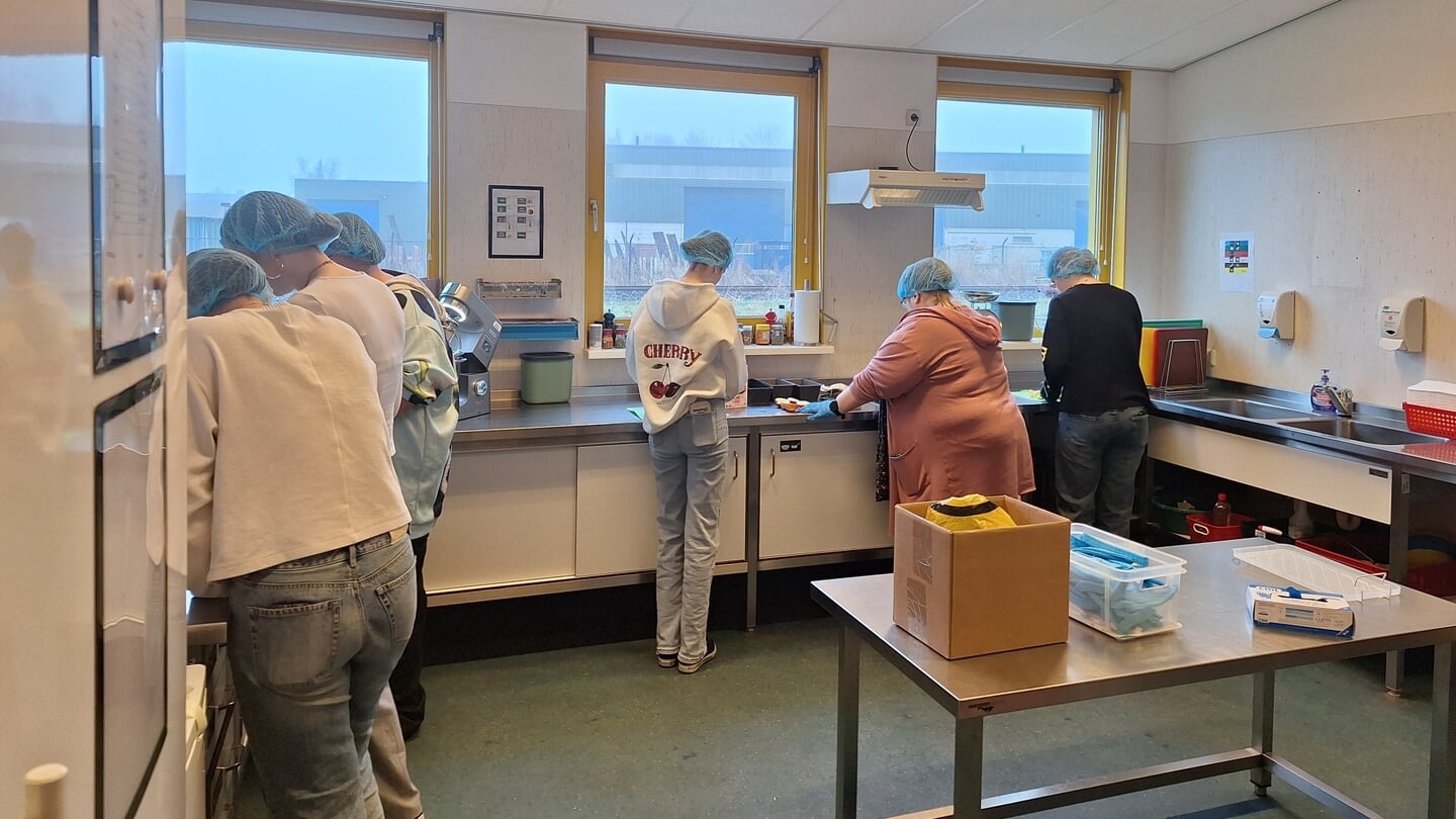 Leerlingen helpen mee in de keuken. 