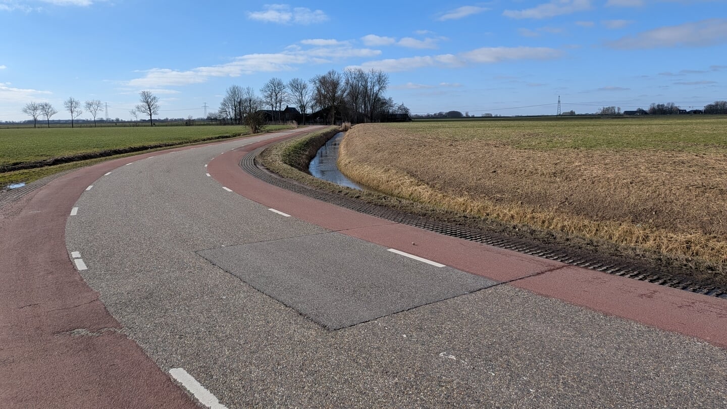 Een gedeelte van de Garnwerderweg tussen Winsum en Stal Weidelust.  