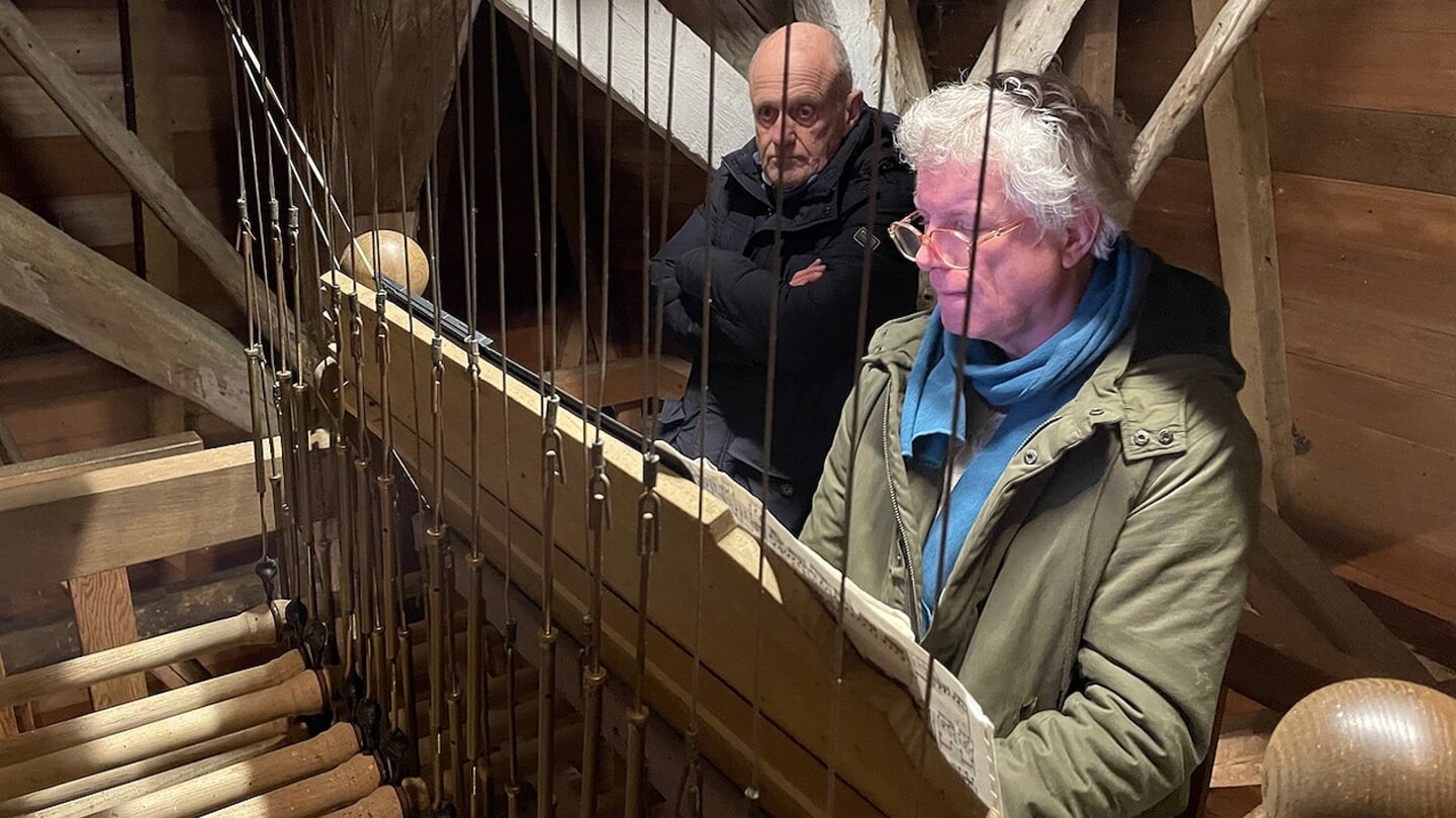 Henk Veldman bespeelt het Hemonycarillon.