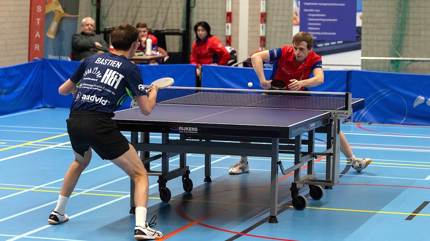 Alexis Douin achter de tafel tegen Bastien Dupont (foto Abe Kampen).