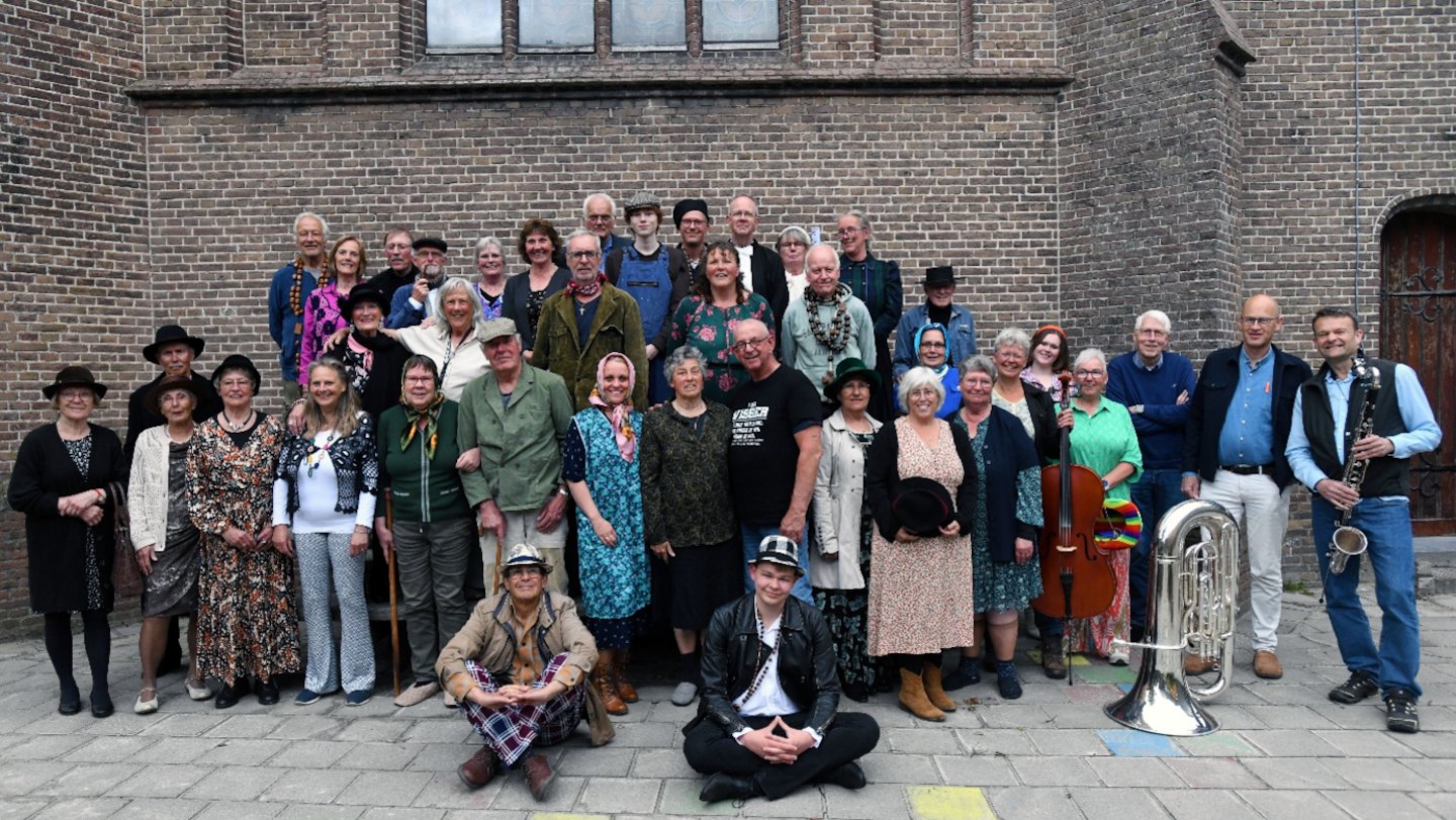 De leden van de Bedumer musicalgroep.