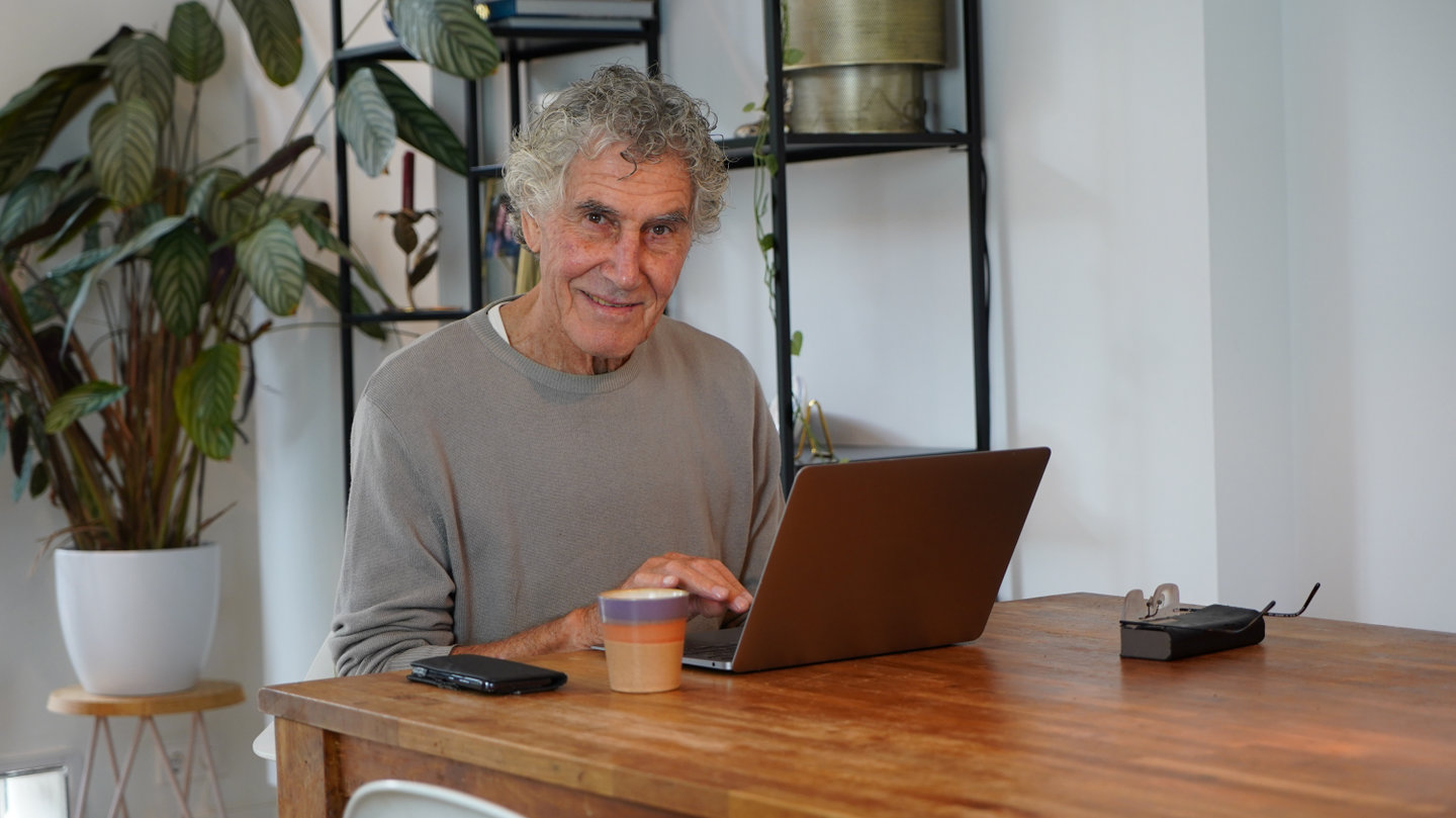 Bart Teeuwen liep vast bij het installeren van DigiD op zijn nieuwe telefoon. In de bibliotheek kreeg hij gratis hulp.