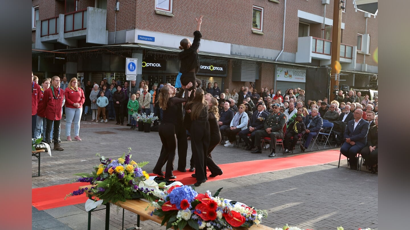 Dodenherdenking in Almere Haven. (Foto: Fred Rotgans)