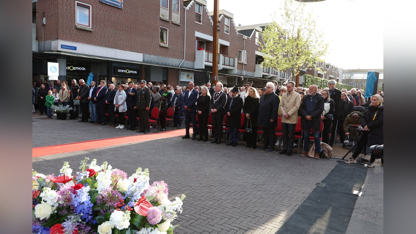 Dodenherdenking in Almere Haven. (Foto: Fred Rotgans)