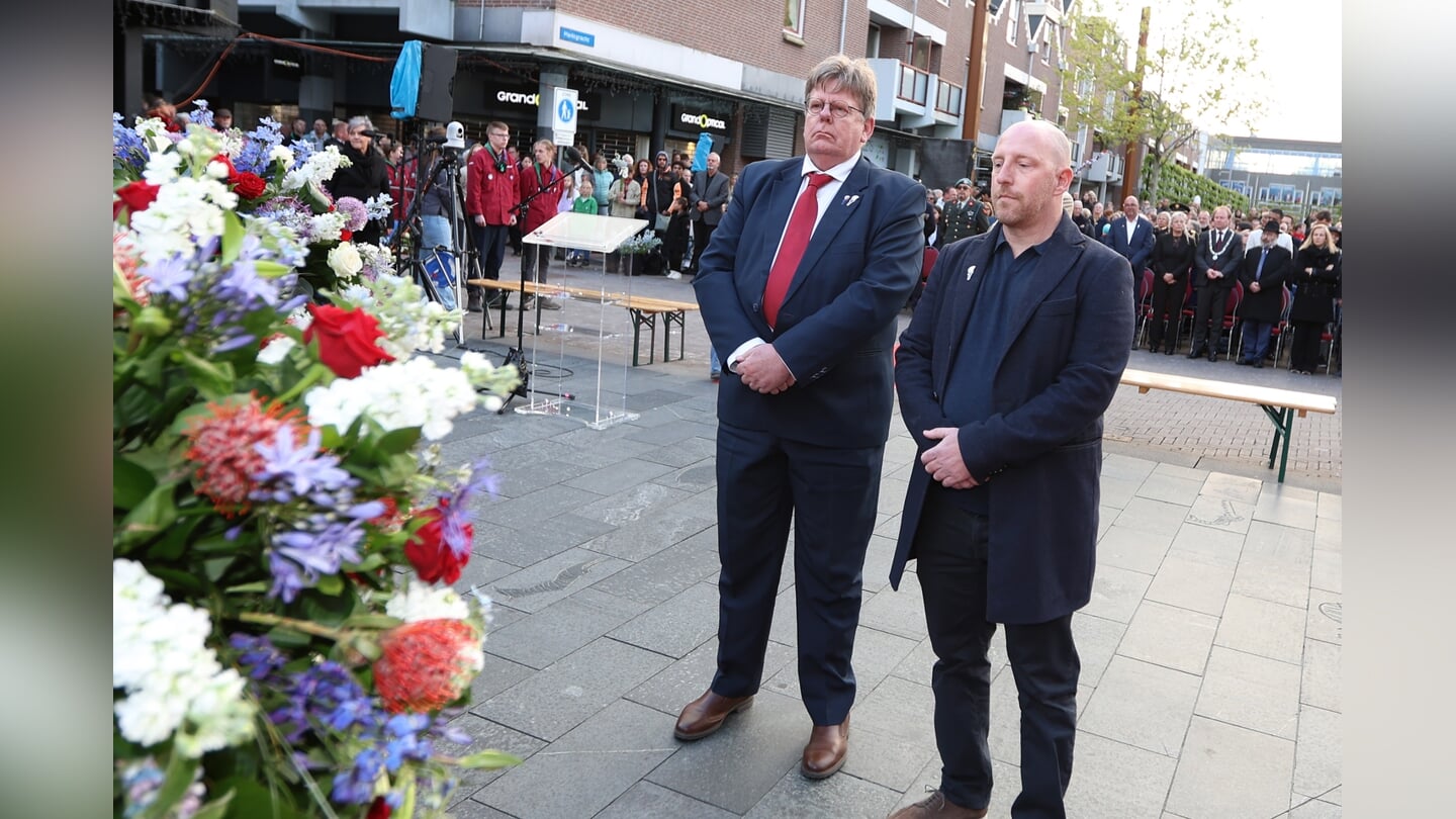 Dodenherdenking in Almere Haven. (Foto: Fred Rotgans)