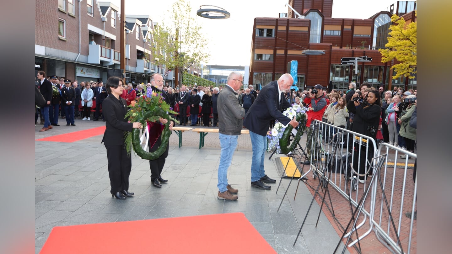 Dodenherdenking in Almere Haven. (Foto: Fred Rotgans)
