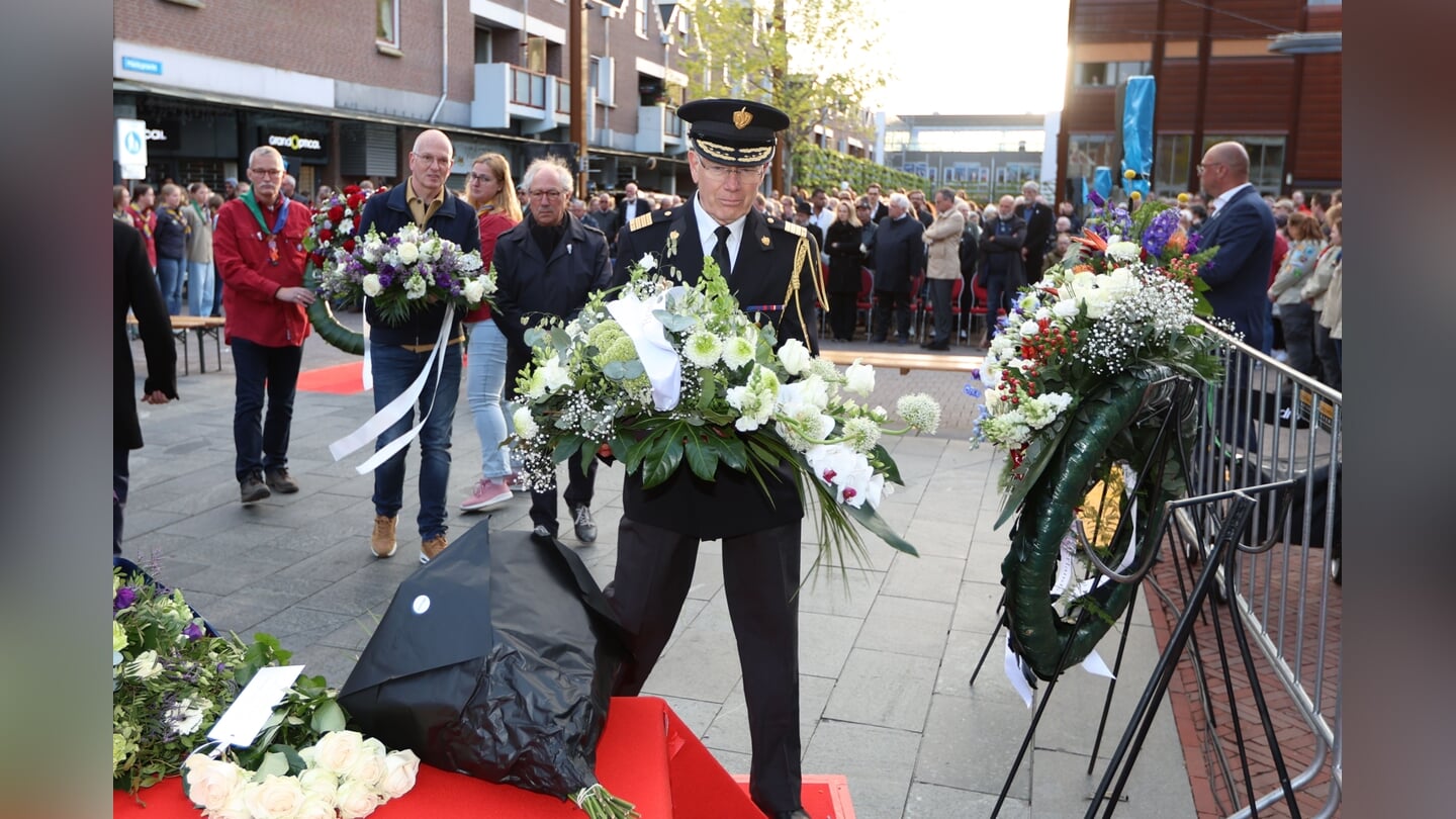 Dodenherdenking in Almere Haven. (Foto: Fred Rotgans)
