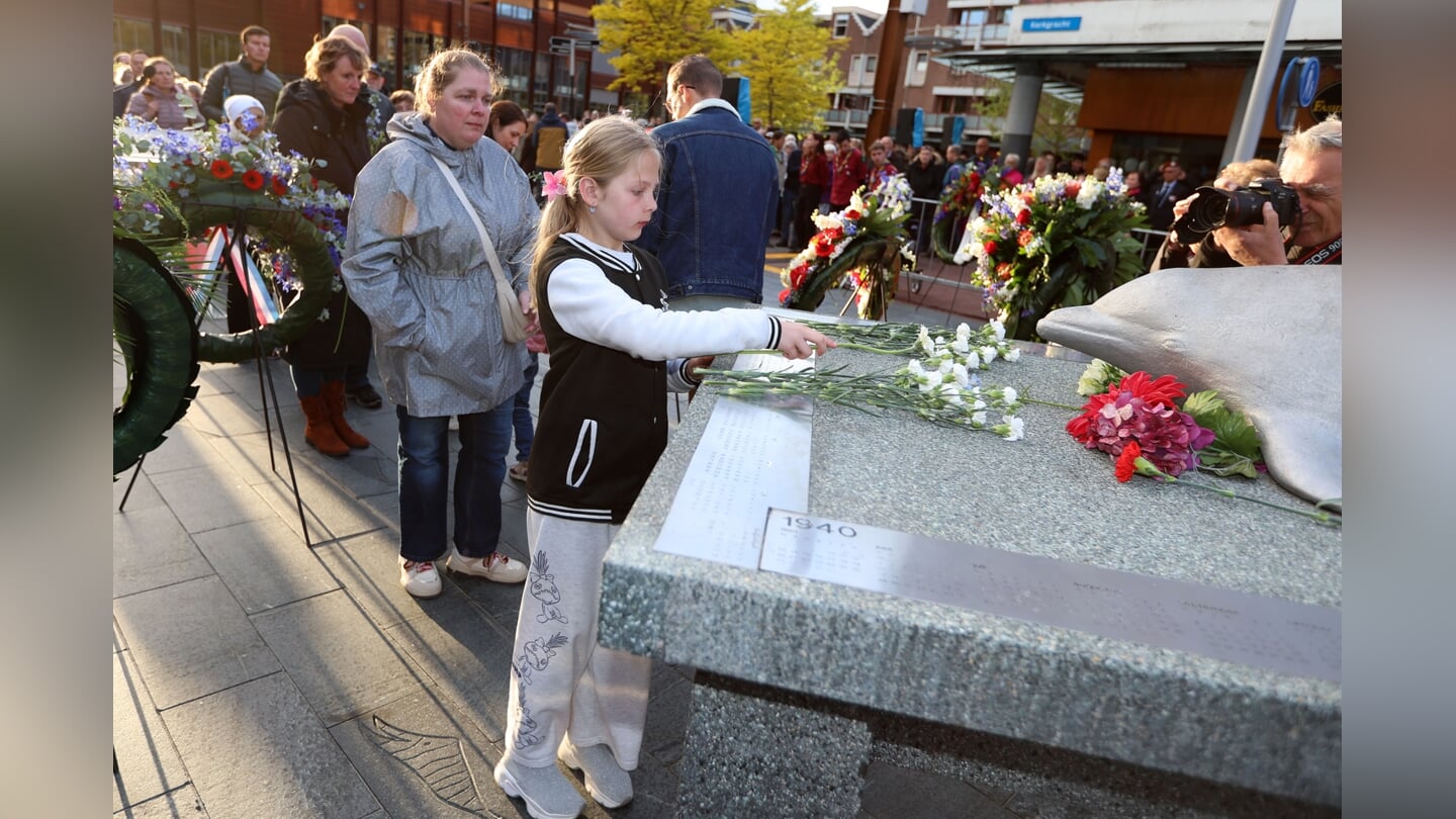 Dodenherdenking in Almere Haven. (Foto: Fred Rotgans)