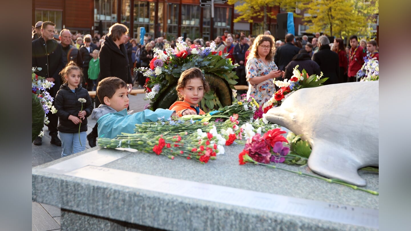 Dodenherdenking in Almere Haven. (Foto: Fred Rotgans)