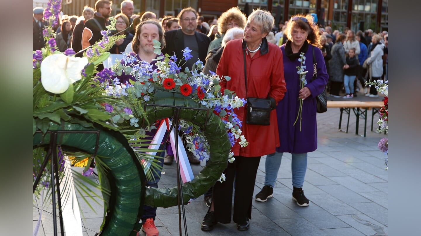 Dodenherdenking in Almere Haven. (Foto: Fred Rotgans)