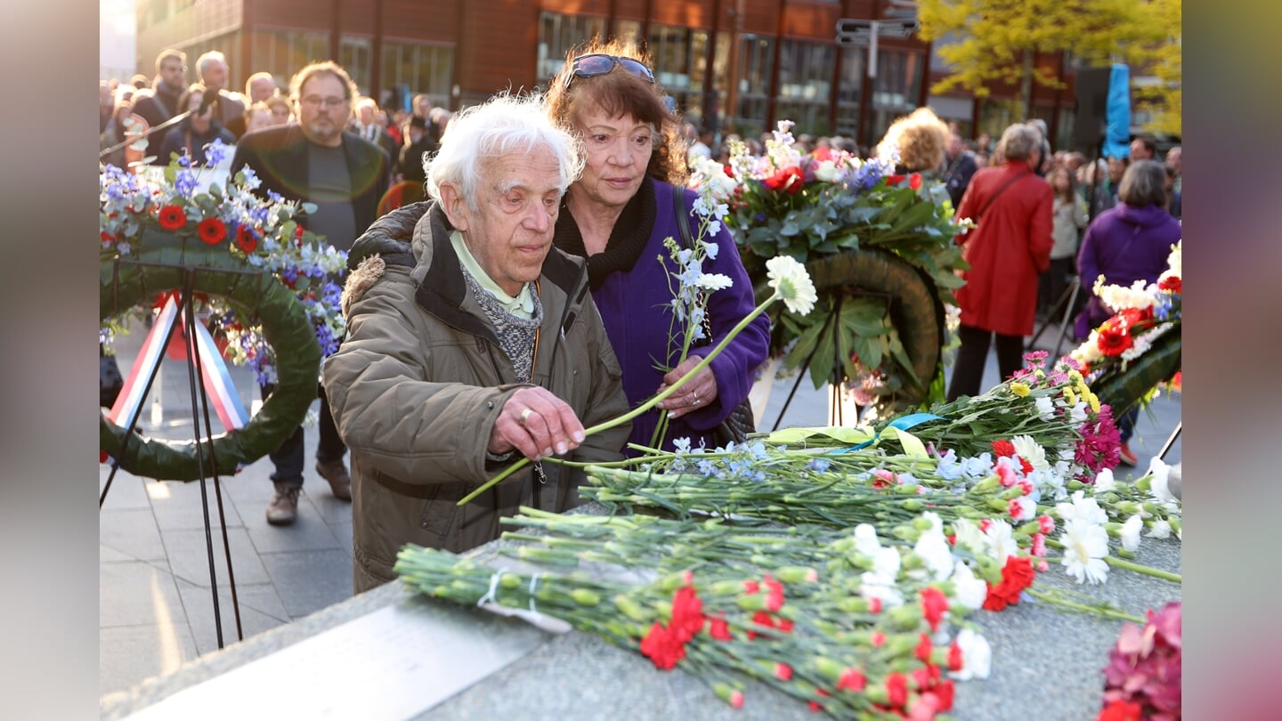 Dodenherdenking in Almere Haven. (Foto: Fred Rotgans)