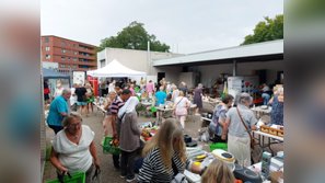 De rommelmarkt is binnen en buiten (overdekt)