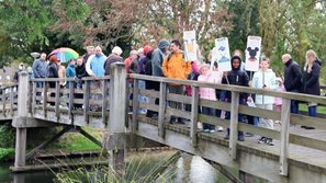 Bewoners protesteerden zondag tegen het weghalen van de Baarsbrug. (Foto: Fred Rotgans)