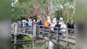 Bewoners protesteerden zondag tegen het weghalen van de Baarsbrug. (Foto: Fred Rotgans)
