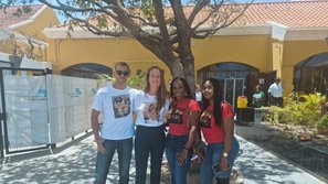 Familymembers of the firefighter Sheldon Johnson on Bonaire.