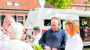 Wethouder Laros en Monique Oomen op het Willibrordplein in Alphen. (foto: Erwin Goossens)