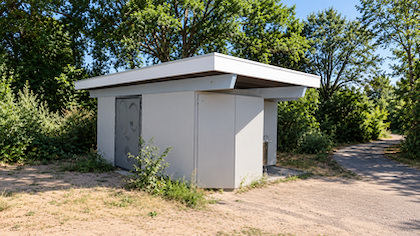 Openbare toiletten zijn niet altijd schoon. (Foto: AI)