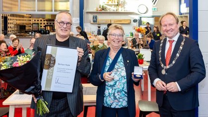 Bertien Hoek van Pro Almere Ontving de erepenning (Foto: Maarten Feenstra)
