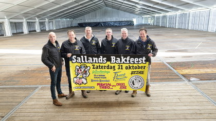 De vriendengroep die het Sallands Bakfeest organiseert in de tent. 