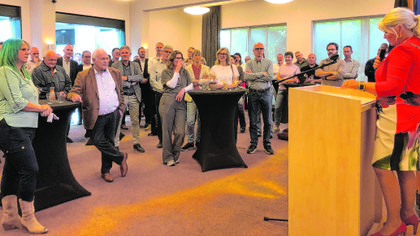 Burgemeester Marjon de Hoon-Veelenturf sprak de beide afscheid nemende wethouders toe.