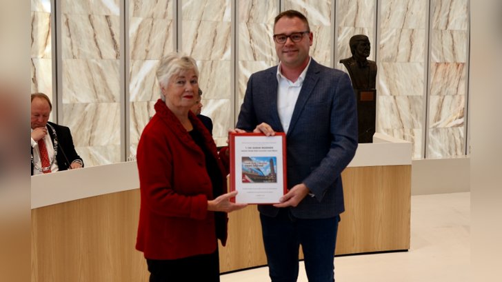 Wilma Hartsuiker overhandigt de petitie aan Koen Bokhorst. (Foto: Gemeente Almere)
