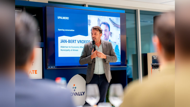 De avond werd geopend door wethouder Jan-Bert Vroege. (Foto: Jitske Seckel)