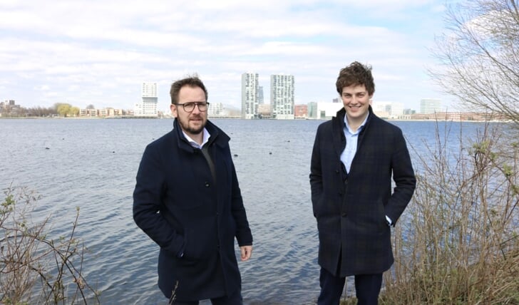 Sander van der Werf (directeur Projectontwikkeling) en Corneel van der Wielen (projectontwikkelaar). (Foto: Almere Zaken)  