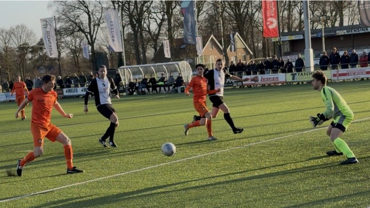 moment uit de wedstrijd S.V. Nieuwleusen tegen Harbrinkhoek. Eigen foto S.V. Nieuwleusen.