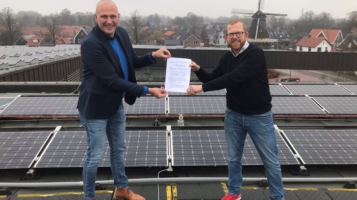 wethouder André Schuurman (links) en voorzitter Martijn Oosting van vereniging Groen Gebogen.