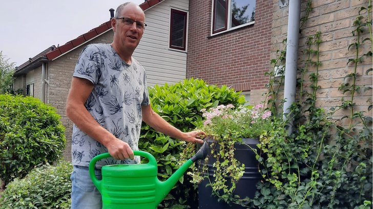 Jan Nijman van Groen Gebogen Dalfsen gebruikt zijn regenton om de plantjes water te geven.