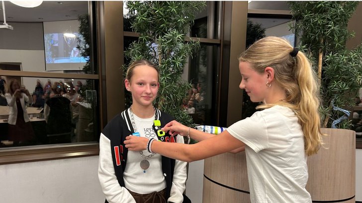 De 'oude' kinderburgemeester hangt de ambtsketting om bij Milou Groen