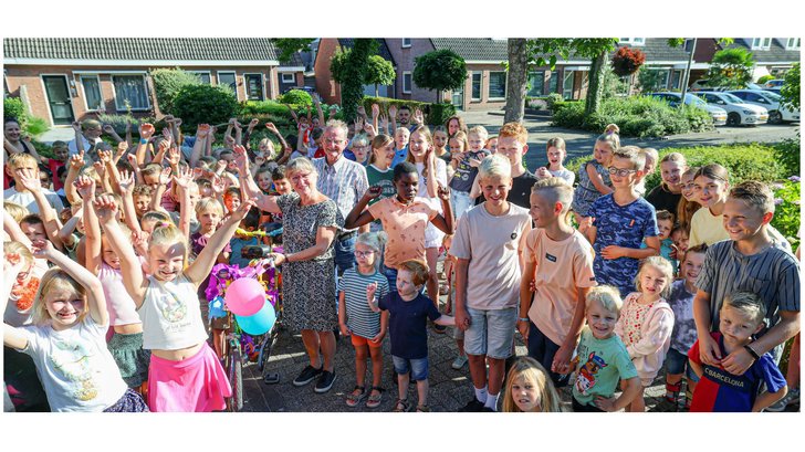 juf Martineke met fiets tussen de leerlingen