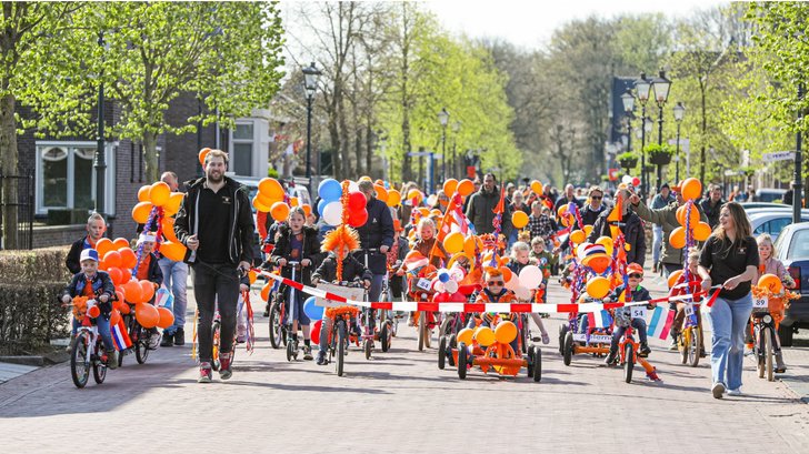 de versierde fietsenoptocht in Nieuwleusen. Marcel van Saltbommel.