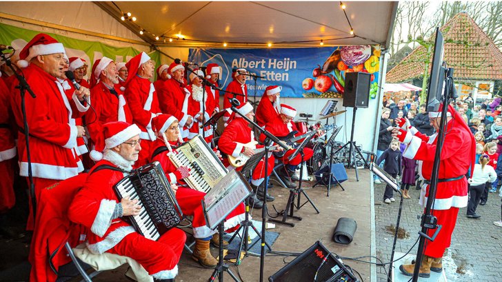 shantykoor op de Kerstmarkt in Nieuwleusen. Archief