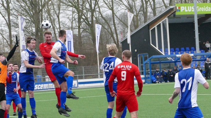 Leon Kooiker dreigend voor het doel van SC Emmeloord.