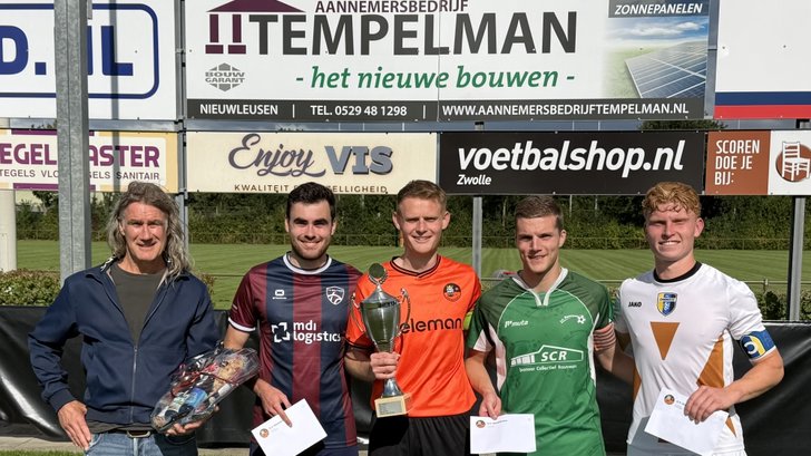 Vlnr. Marcel Tempelman, Aron Volkerink (aanvoerder FC Dalfsen, Reinier Meijerink (aanvoerder S.V. Nieuwleusen), Alex Esselbrugge (aanvoerder SC Rouveen), Rens van de Wolfshaar (aanvoerder FC Ommen).