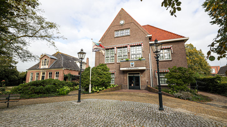 Burgemeester Michael Sijbom opent de dertiende editie van Proef Dalfsen bij het Nationaal Grammofoonmuseum.