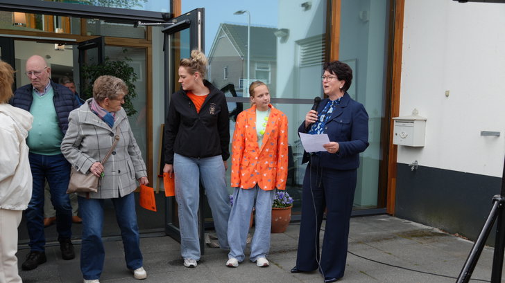 Kinderburgemeester Milou (oranje jasje) vergezelt wethouder Betsy Ramerman tijdens Koningsdag. Archieffoto.
