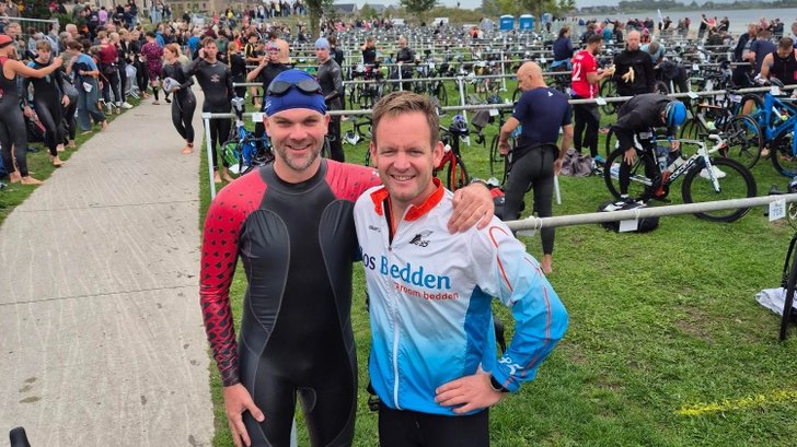 Edwin van Leussen (rechts) nam deel aan de kwart triathlon in Zwolle. 