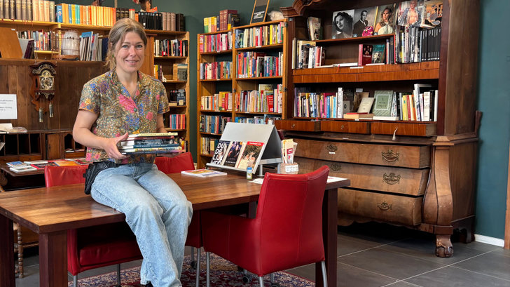 Werknemer Sigrid voor de kinderboekenruilmarkt aan de Ceintuurbaan in Zwolle.