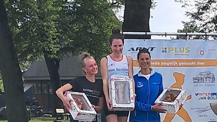 Gerda Troost op podium bij Mooi Ruinen Run.