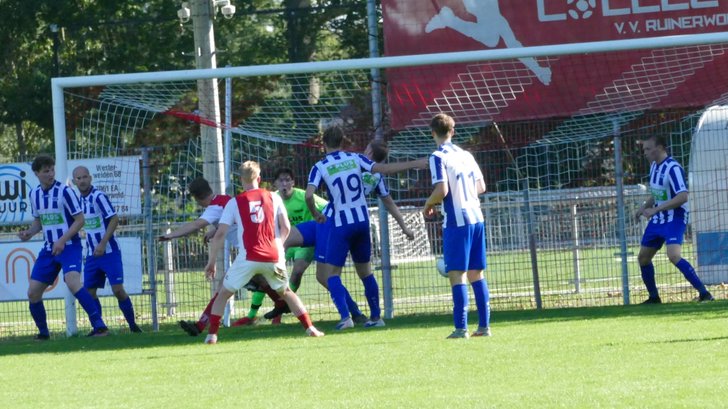 USV-doelman Mick Bijker (midden) had over werk niet te klagen in Ruinerwold. 