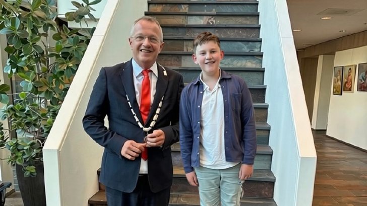 Burgemeester Michael Sijbom met kinderburgemeester Anne van Gelder.