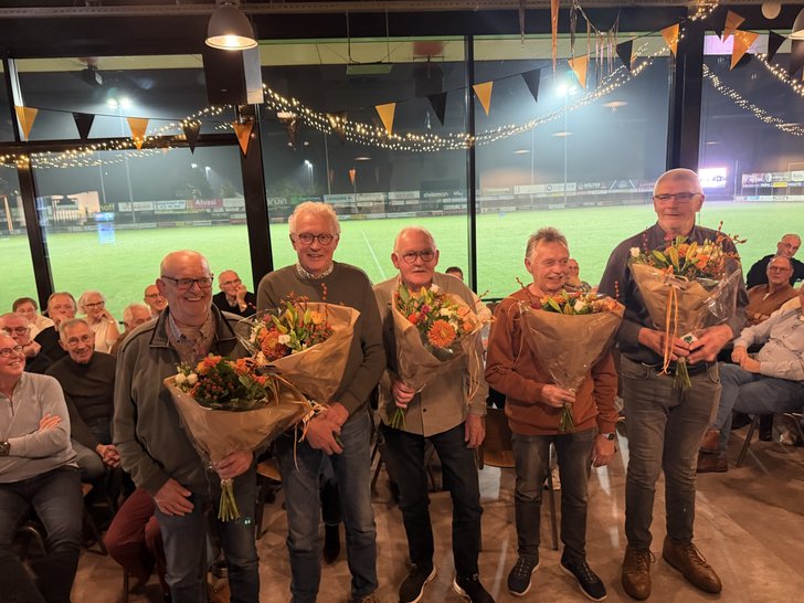 Vlnr. ereleden Gerrit Stegerman, Aalt de Weerd, Wim de Weerd, Henk van Zomeren en Gerrit Evenboer.