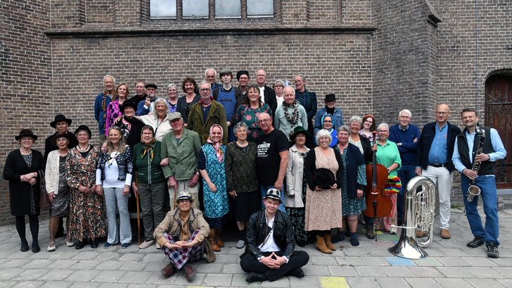 De leden van de Bedumer musicalgroep.