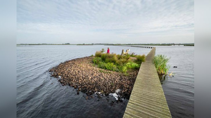 Agnes Luijcks op pad tijdens een spannende wandeling (foto: Bob Luijks - Hike & Nature).