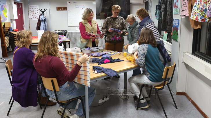 Tijdens de bijeenkomst kon ook een kijkje worden genomen in het naaiatelier (foto Ronnie Afman).