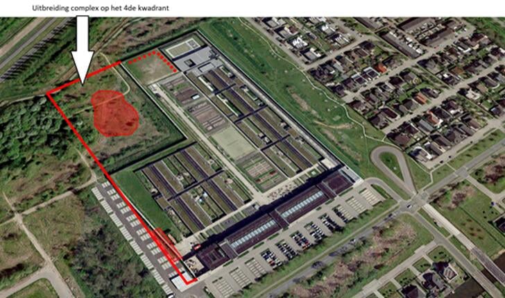 De rode stip geeft aan waar de uitbreiding gepland staat. (Foto: Oostvaarderskliniek)