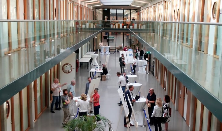 Bewoners bezoeken de informatiemarkt. (Foto: Fred Rotgans)